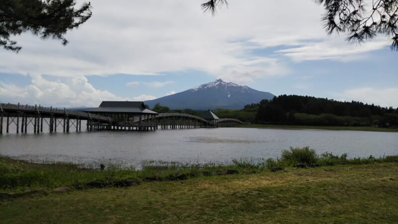 鶴の舞橋と岩木山が見られる津軽富士見湖