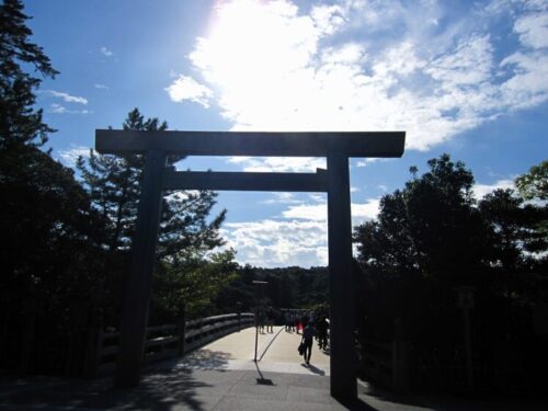 内宮の鳥居前　朝日がまぶしい 午前８時頃